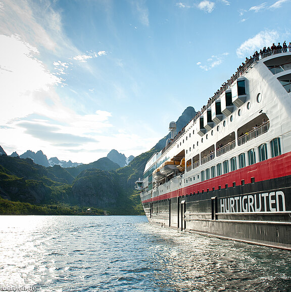 Hurtigruten Hurtigruten-Schiff_vor_Kulisse-MOCEAN.jpg