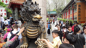 Ein heiliger Drache vor dem Tempel