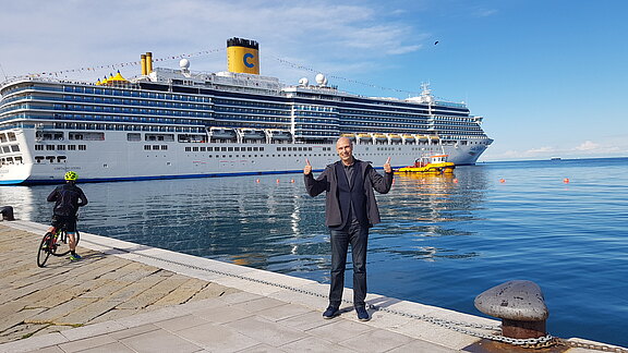 Vor der Costa Deliziosa im Hafen vom Triest Costa_Deliziosa_RL.jpg