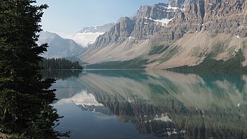 Ein Spiegelbild auf Lake Bow