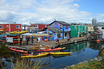 Farbenfrohes Dorf auf Vancouver Island