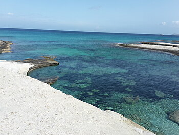 Türkisblaues Wasser und Sandstrand Türkisblaues Wasser und Sandstrand