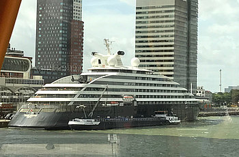 Die Scenic Eclipse im Hafen von Rotterdam