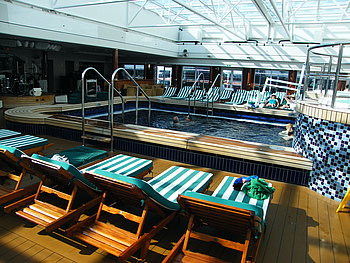 Der lichtdurchflutete Poolbereich