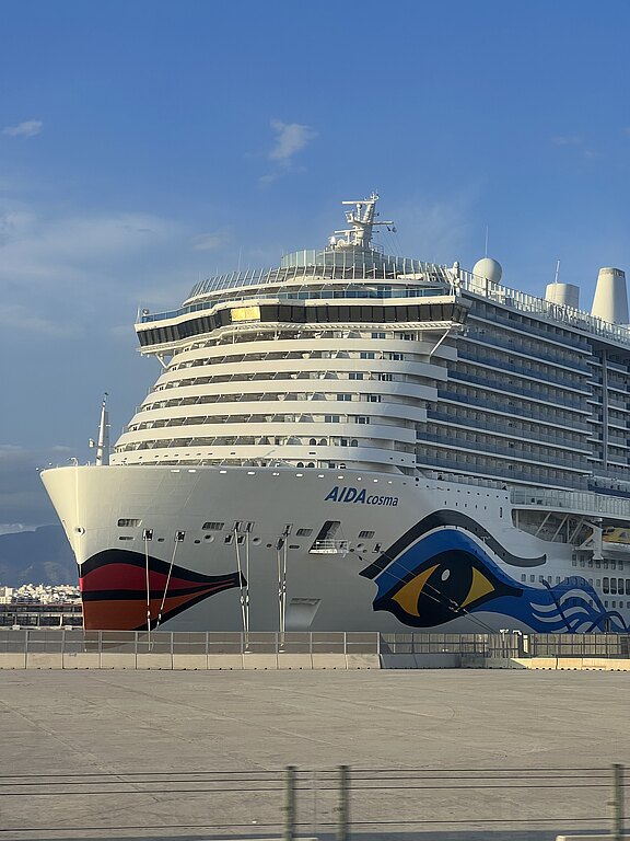 Die großartige AIDAcosma im Hafen von Palma de Mallorca Die großartige AIDAcosma im Hafen von Palma de Mallorca